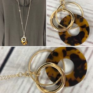 Tazza Gold Tortoise Resin Interlocking Necklace 36